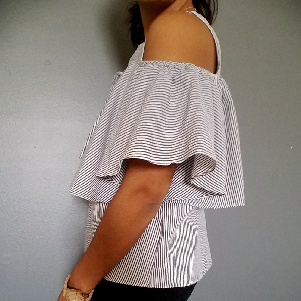 BLACK WHITE COLD SHOULDER RUFFLE TOP - Picture 4 of 7